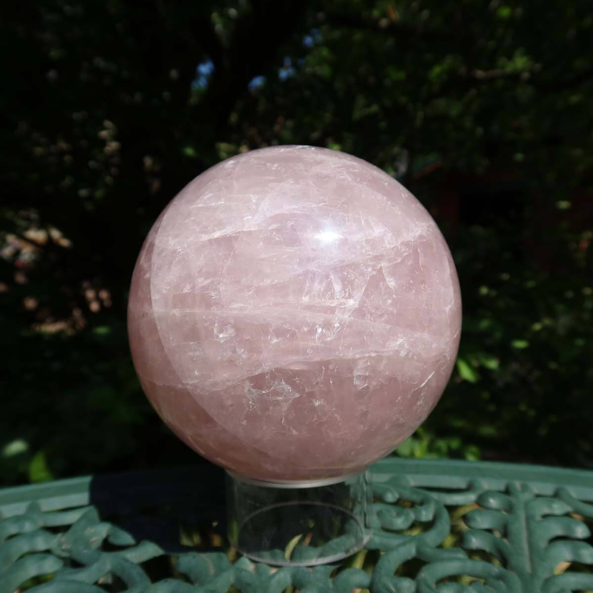 Rosenquarz Kugel UNIKAT Nr. 20, 110mm Durchmesser, Stein der Liebe, perfekte Deko für harmonische Atmosphäre in Wohnräumen.