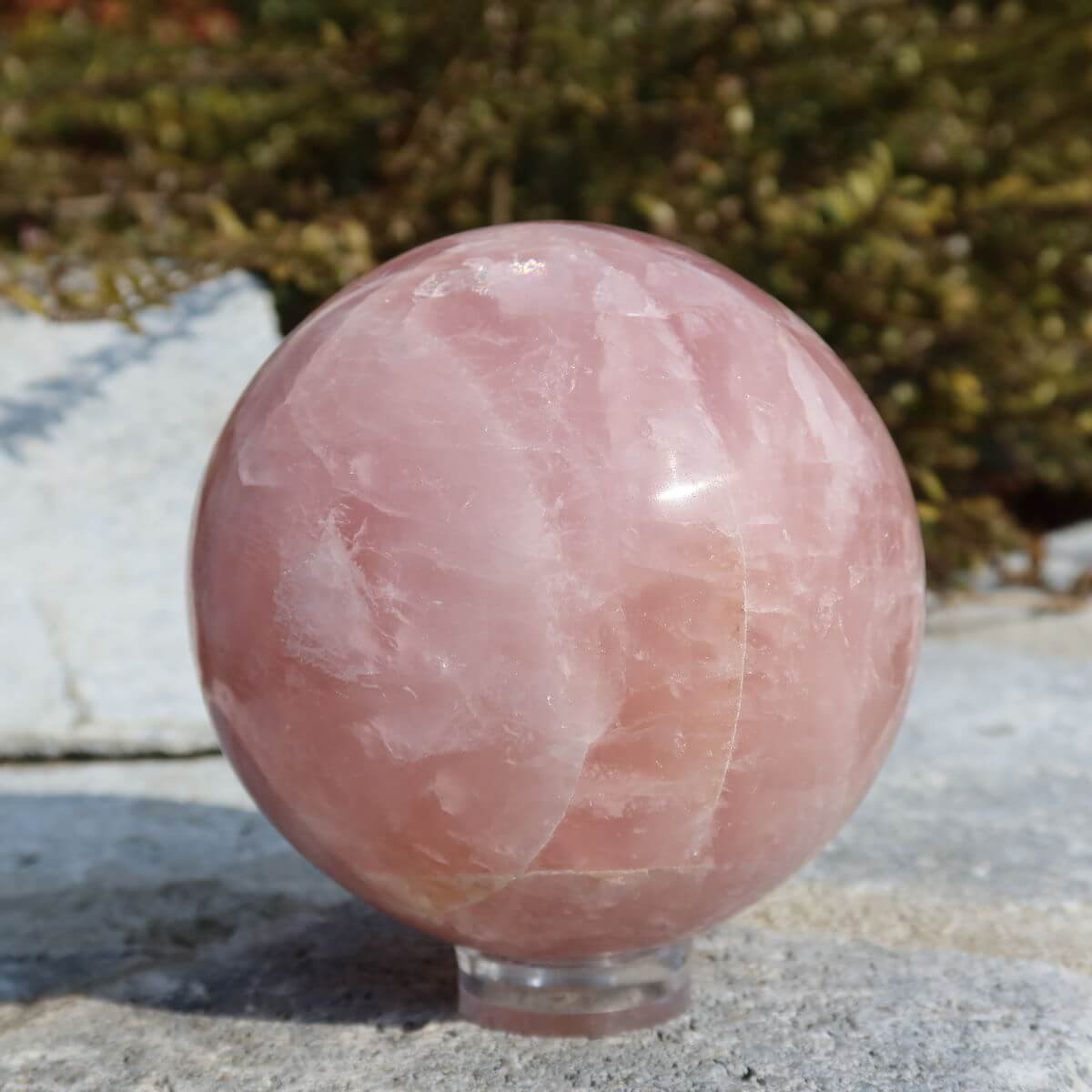 Rosenquarz Kugel UNIKAT Nr. 11 in zartem Rosaton, geschliffen, Steinwelten Online kaufen, sanfte beruhigende Ausstrahlung.