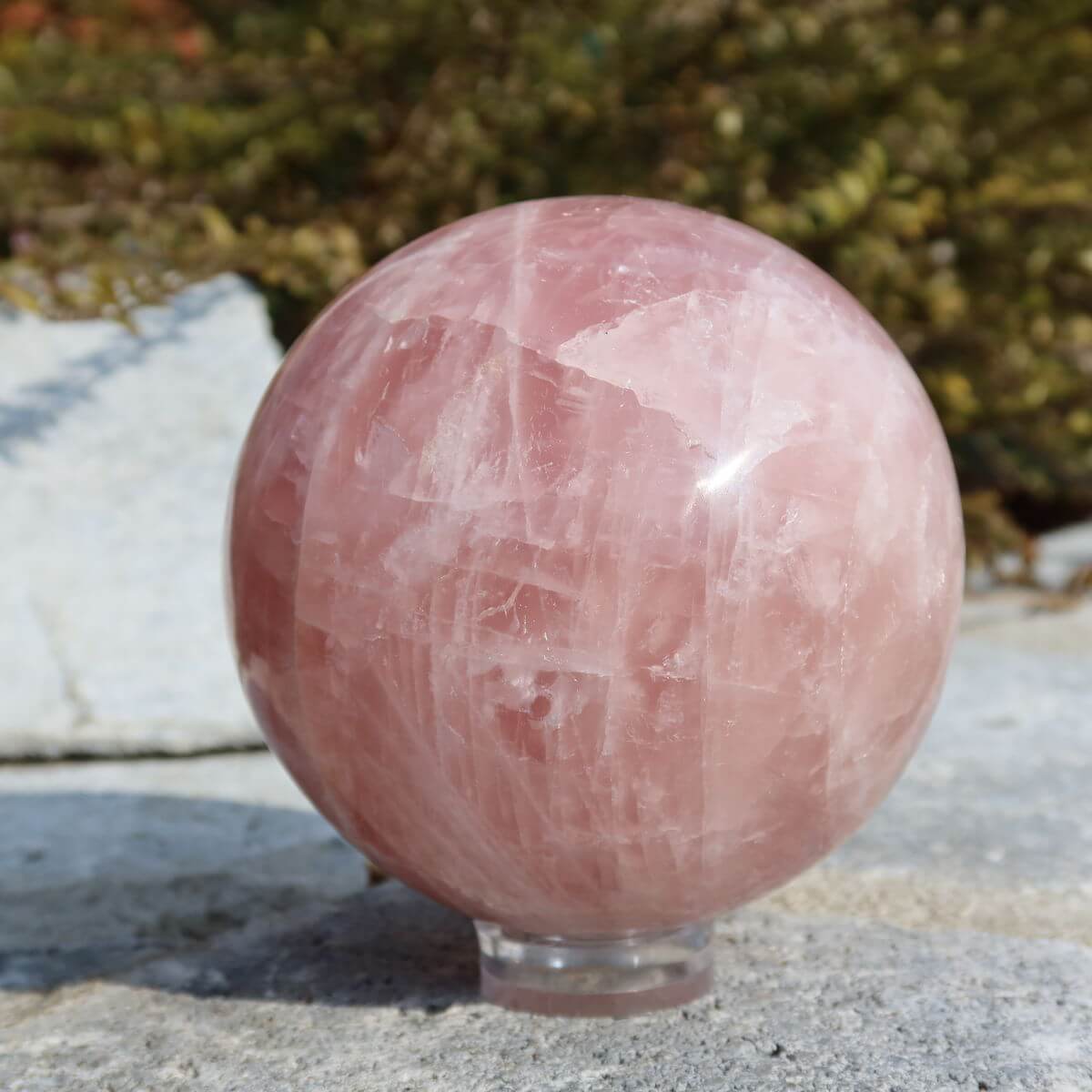 Rosenquarz Kugel UNIKAT Nr. 11 in zartem Rosaton, geschliffen, Steinwelten Online kaufen, sanfte beruhigende Ausstrahlung.