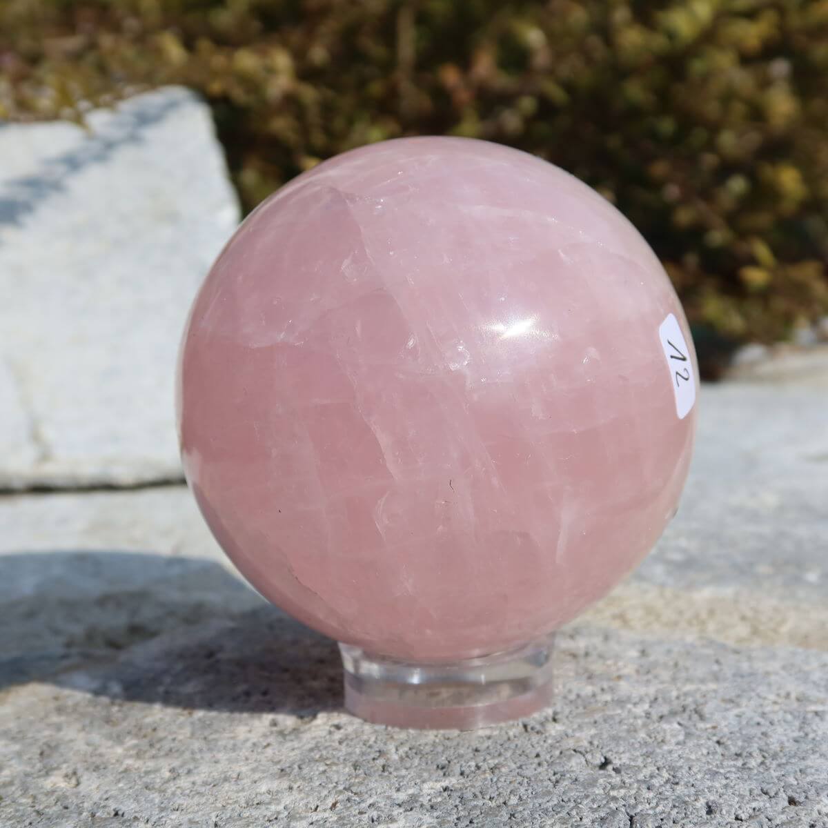 Rosenquarz Kugel geschliffen UNIKAT Nr. 12, zarter Rosaton, Steinwelten online kaufen, klar strukturierter Liebesstein auf Steinsockel