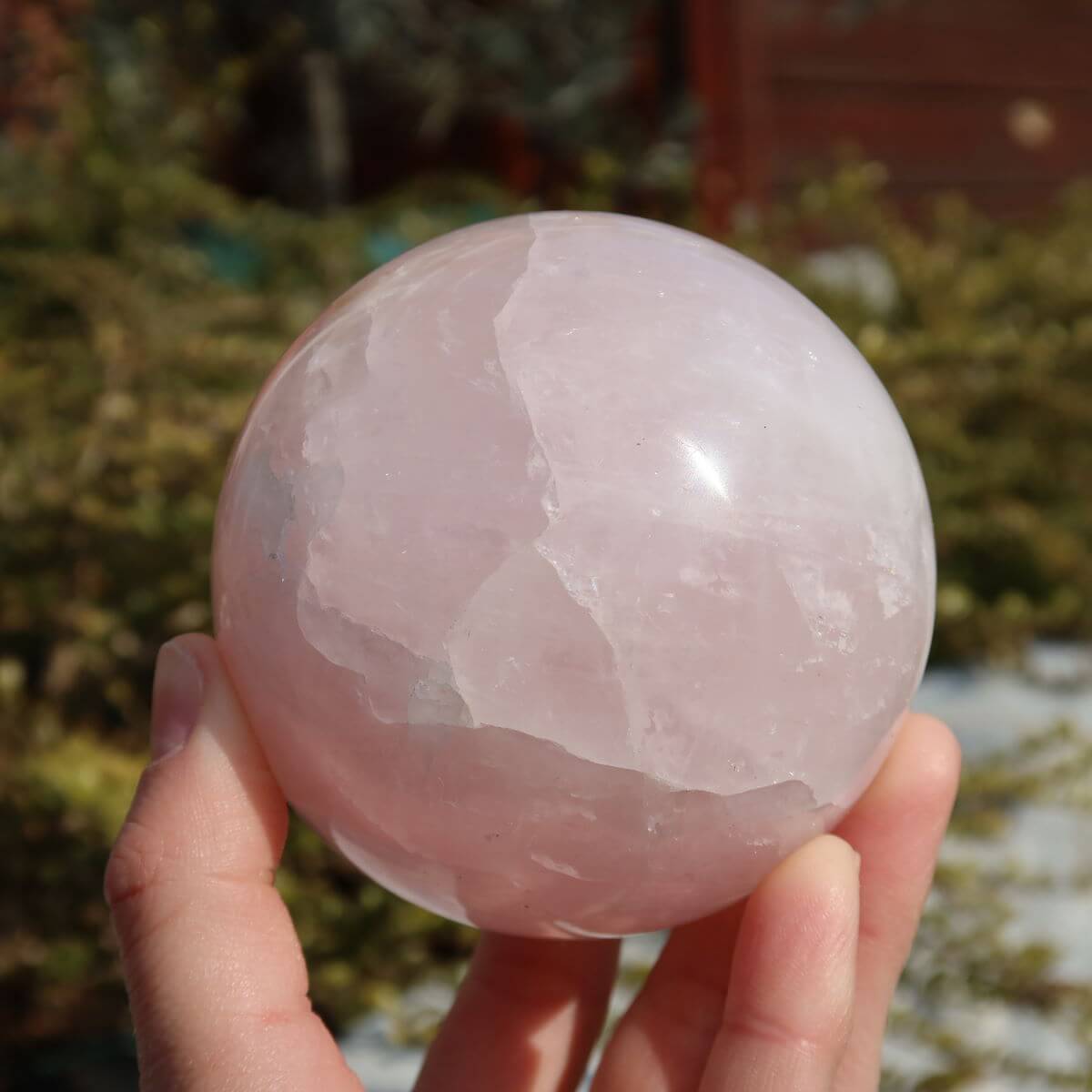 Rosenquarz Kugel geschliffen UNIKAT Nr. 12, zarter Rosaton, Steinwelten online kaufen, klar strukturierter Liebesstein auf Steinsockel