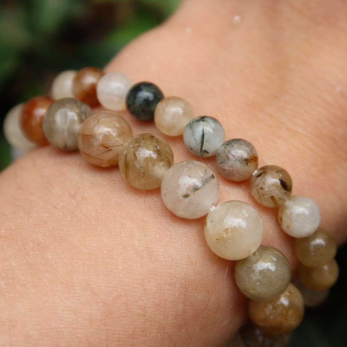 Rutilquarz Edelstein Armband mit verschiedenen Kugelgrößen von 4mm bis 10mm getragen am Handgelenk