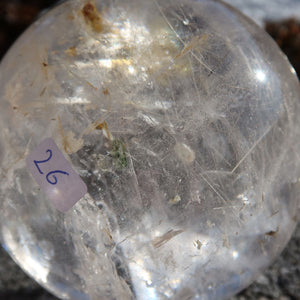 Rutilquarz Kugel – Natürliche Kristallkugel - 80mm Durchmesser Nr. 26 mit goldenen Rutilnadeln im klaren Quarz, einzigartig und dekorativ.