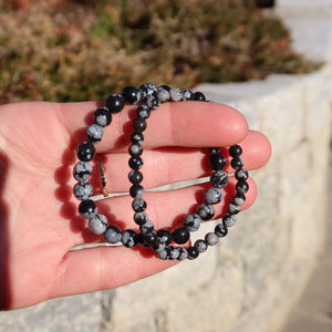 Obsidian Schneeflocke Edelstein Armband für schmale Handgelenke in Varianten 4-6 oder 8mm auf Hand präsentiert