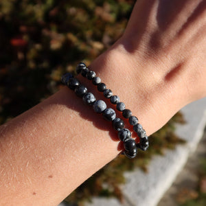 Obsidian Schneeflocke Edelstein Armband für schmale Handgelenke in Varianten 4-6 oder 8mm, getragen an einem Handgelenk