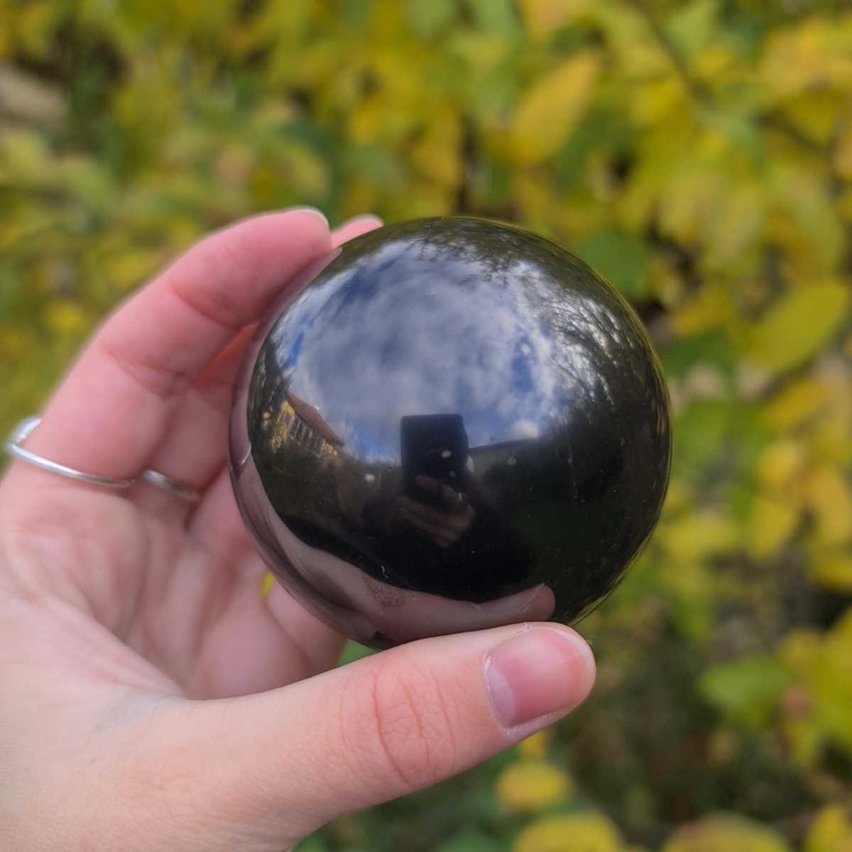 Handgeschliffene Schungit Kugel