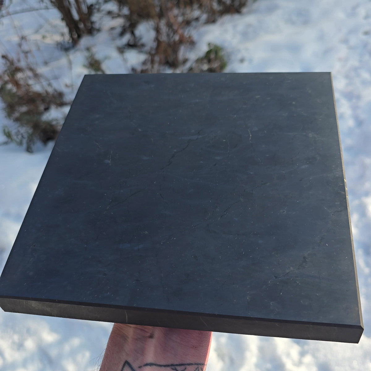 Große Schungit Platte Poliert - XL - 20x20x2cm - Polierter EMF auf schneeigem Hintergrund.