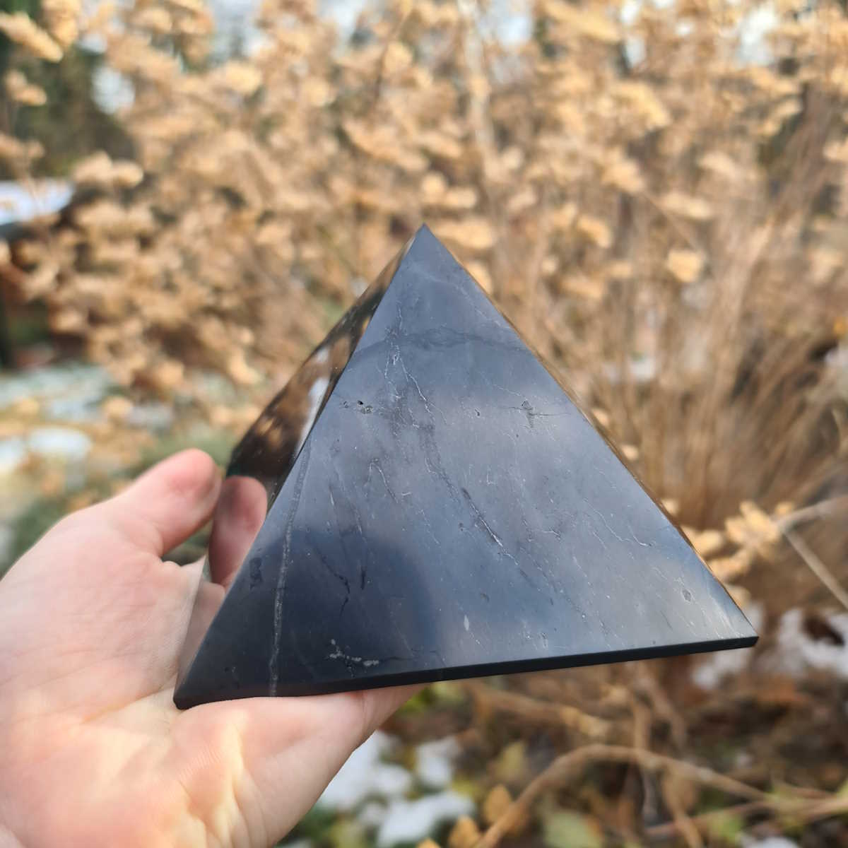 Geschliffene Schungit Pyramide von Steinwelten 