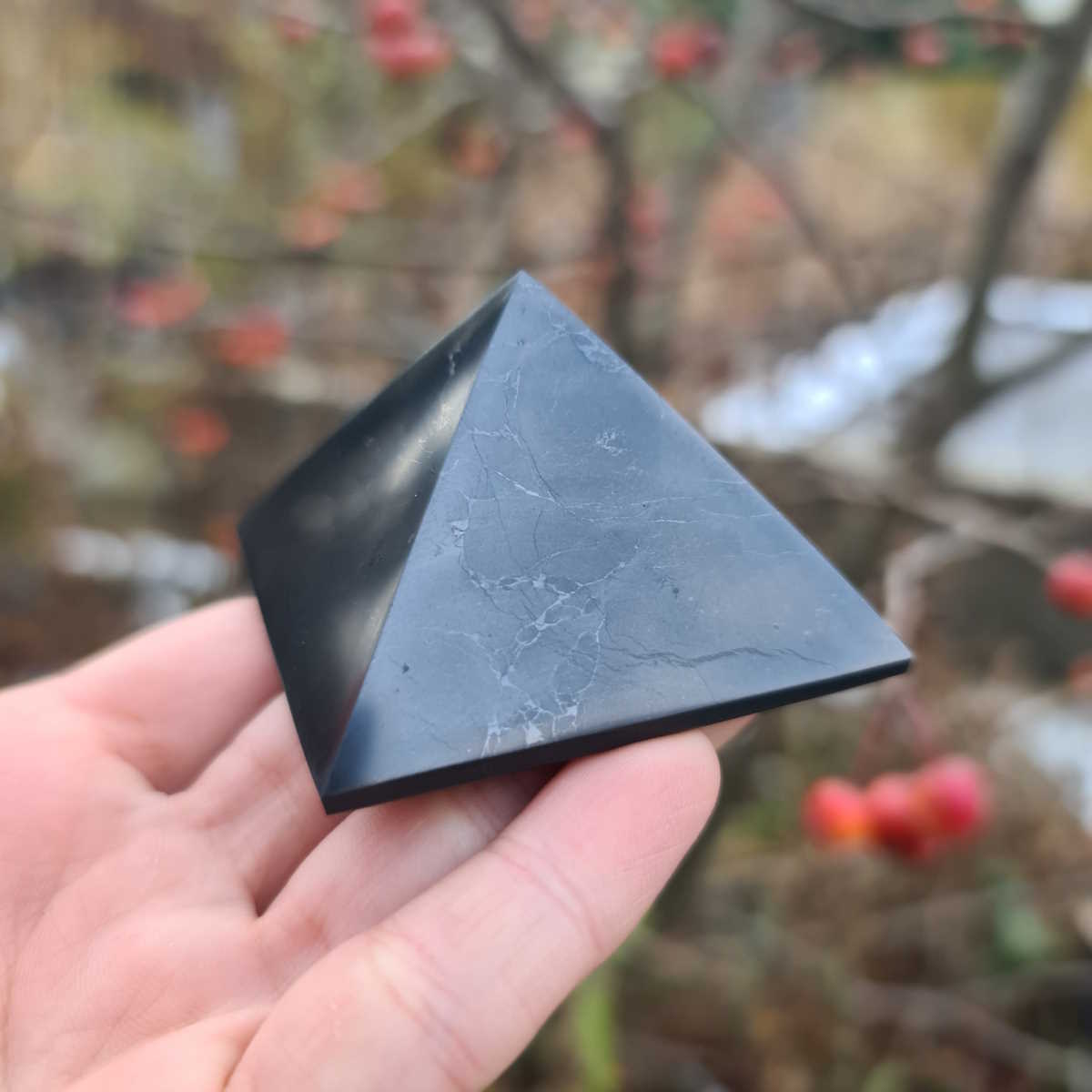 Schungit Pyramide zum Aufstellen 