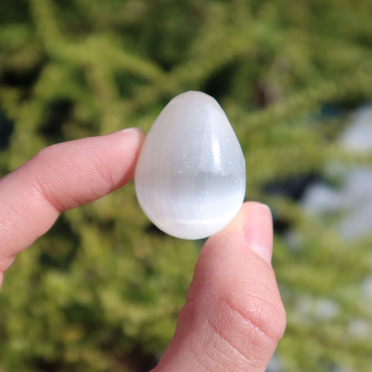 Natürliches geschliffenes Selenit Ei 30mm (Marienglas, Gips) - Lichtbringer und Schutzstein, vier Eier in einer Hand