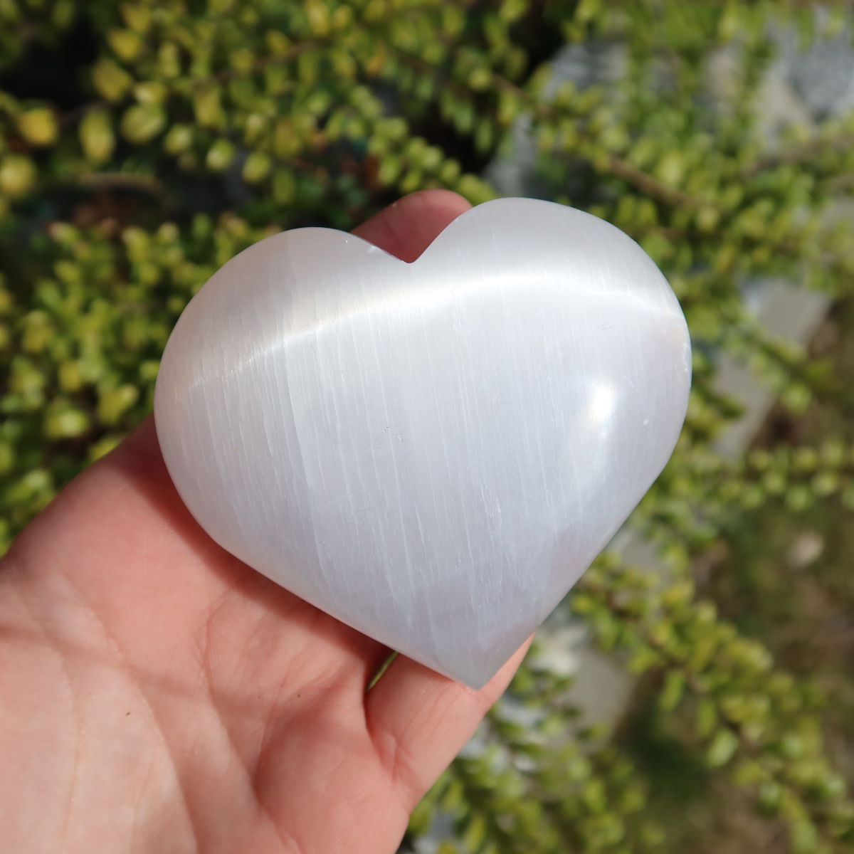 Selenit Herz - Handschmeichler - 6cm - Schutzstein für Stabilität und Nervenstärkung in der Hand im Freien