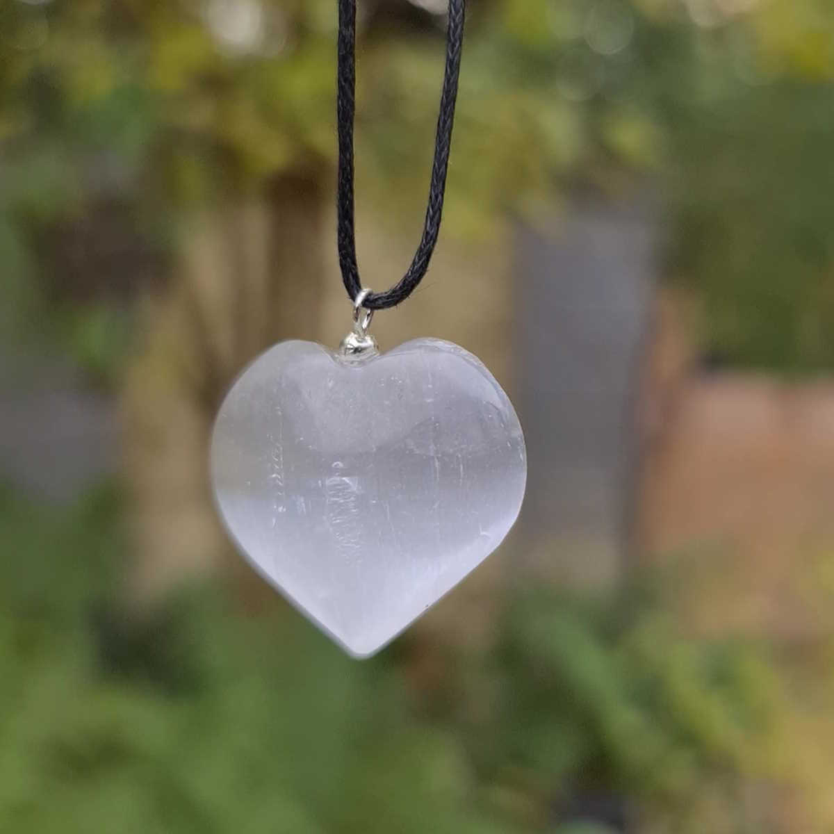 Herzanhänger aus Selenit