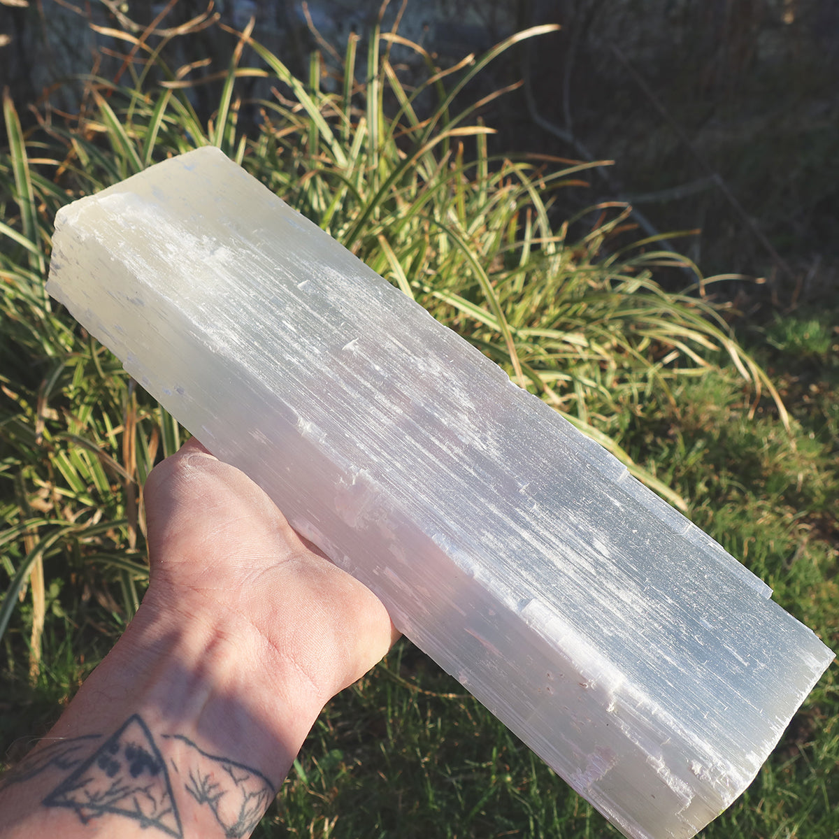 Natürliche XL - Selenit Kristall - roh Stab ca. 40x6x6 cm - Marokko, auf Hand im Freien gehalten, Schutz- und Reinigungsstein