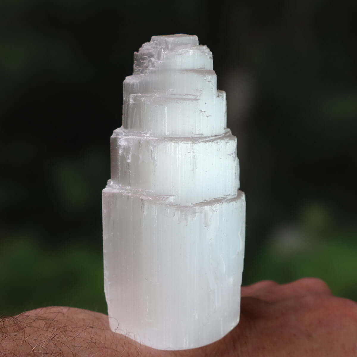 Natürlicher Selenit Kristall Turm 10cm (Marienglas, Gips) - Ein Lichtbringer und Schutzstein Display auf Holzuntergrund