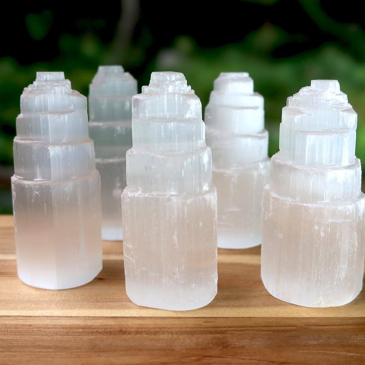 Natürlicher Selenit Kristall Turm 10cm (Marienglas, Gips) - Ein Lichtbringer und Schutzstein Display auf Holzuntergrund