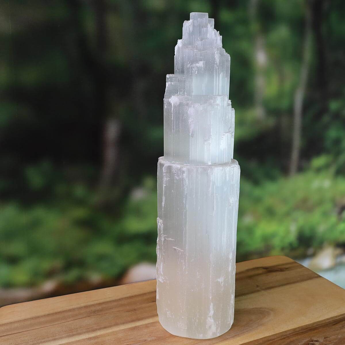 XL - Selenit Kristall Turm 30cm (Marienglas, Gips) - Ein Lichtbringer und Schutzstein auf einem Holztisch vor grünem Hintergrund