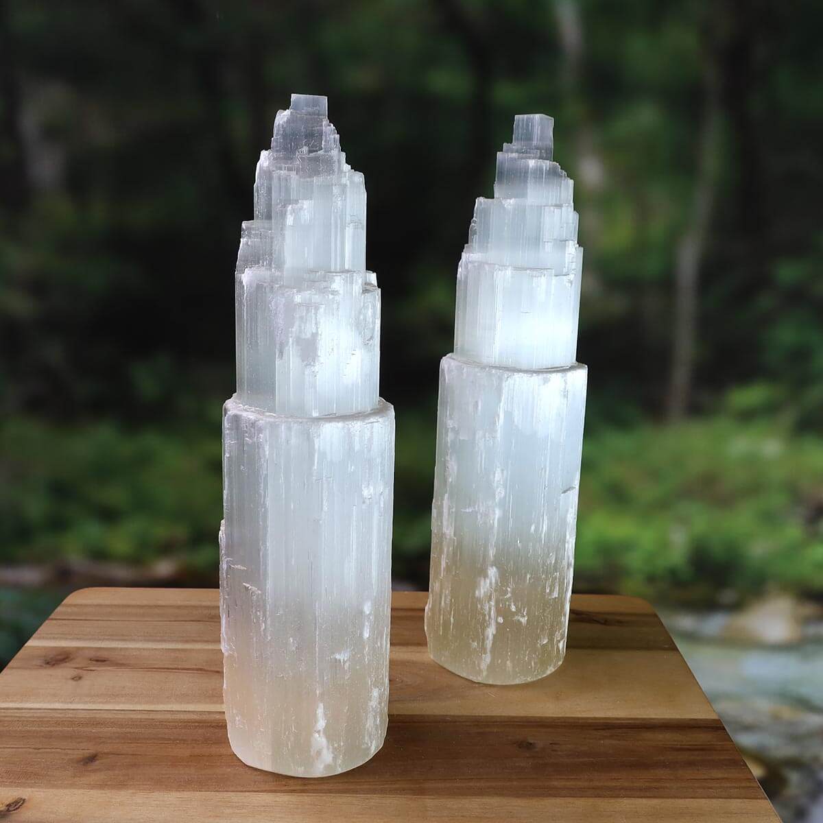 XL - Selenit Kristall Turm 30cm (Marienglas, Gips) - Ein Lichtbringer und Schutzstein auf einem Holztisch vor grünem Hintergrund