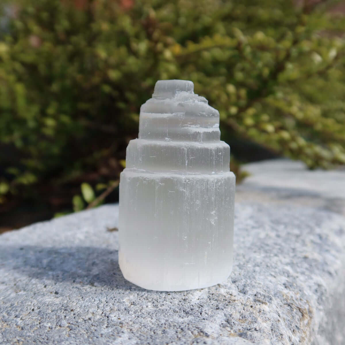 Natürlicher Selenit Kristall Turm 6cm (Marienglas, Gips) - Ein Lichtbringer und Schutzstein, auf einer Hand im Freien.