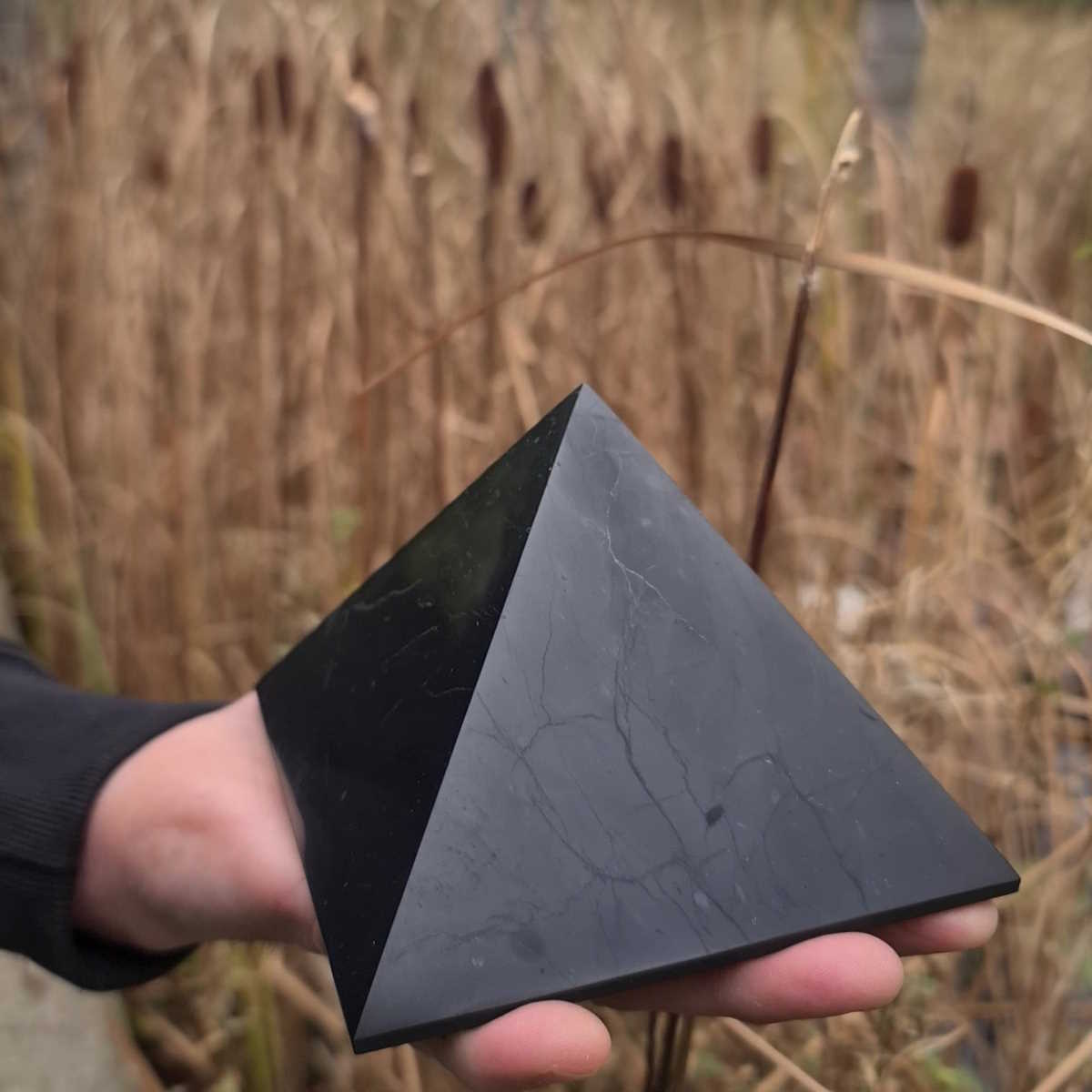 Schungit Pyramide handgeschliffen