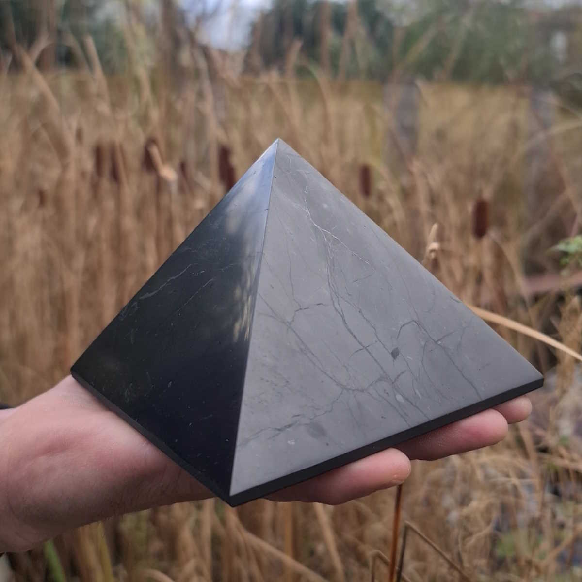 Schungit Pyramide handgeschliffen