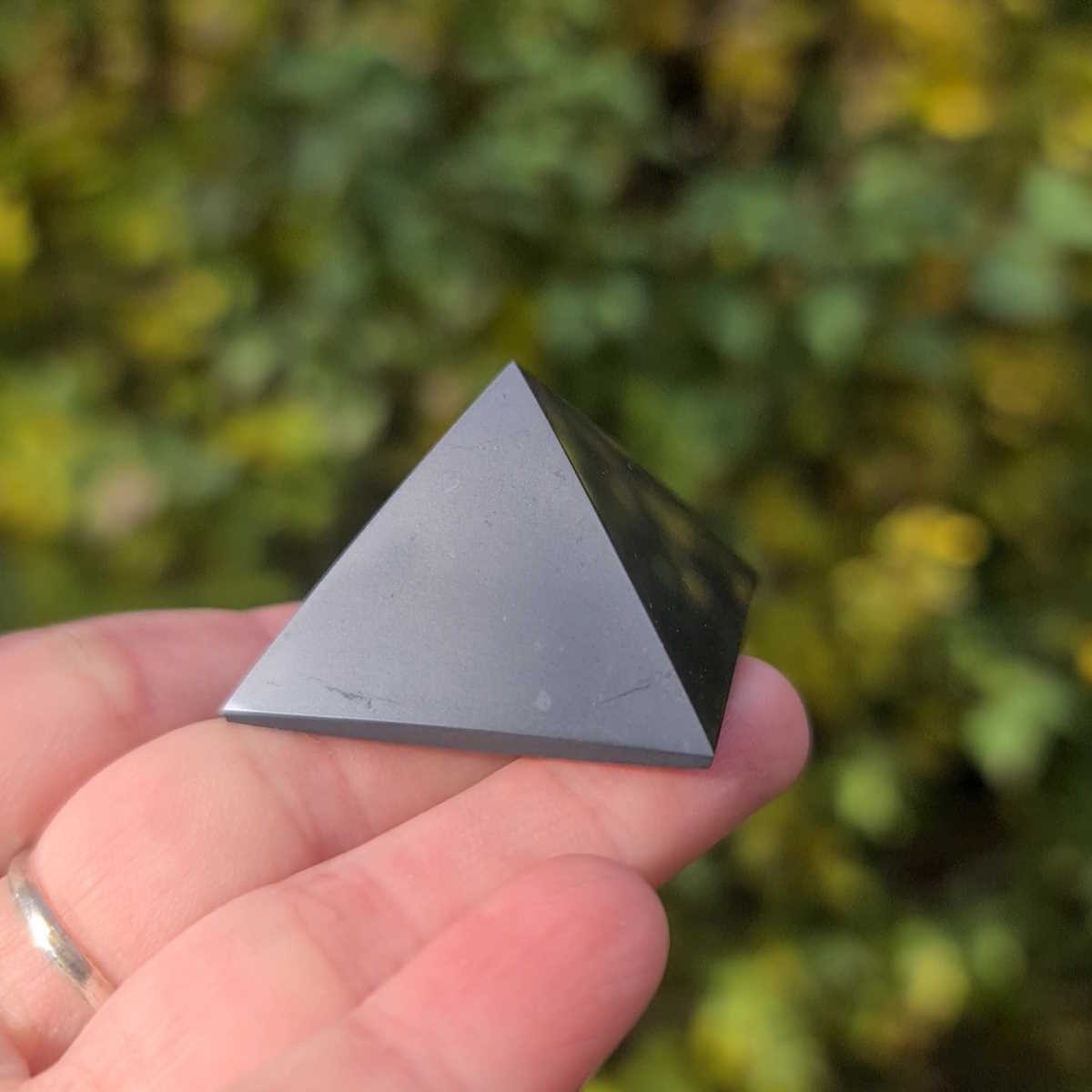 Schungit Pyramide Steinwelten