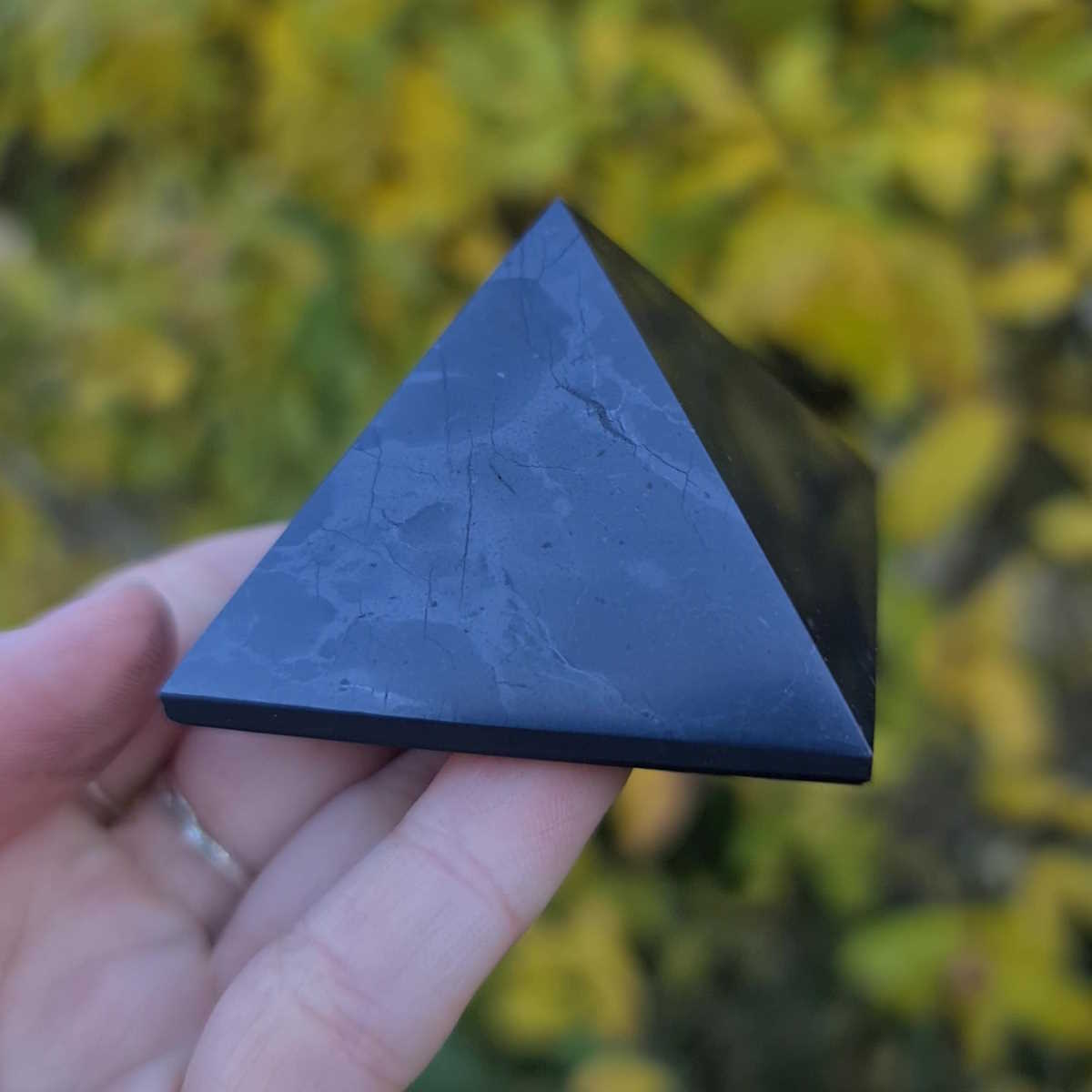 Schungit Pyramide kaufen bei Steinwelten 