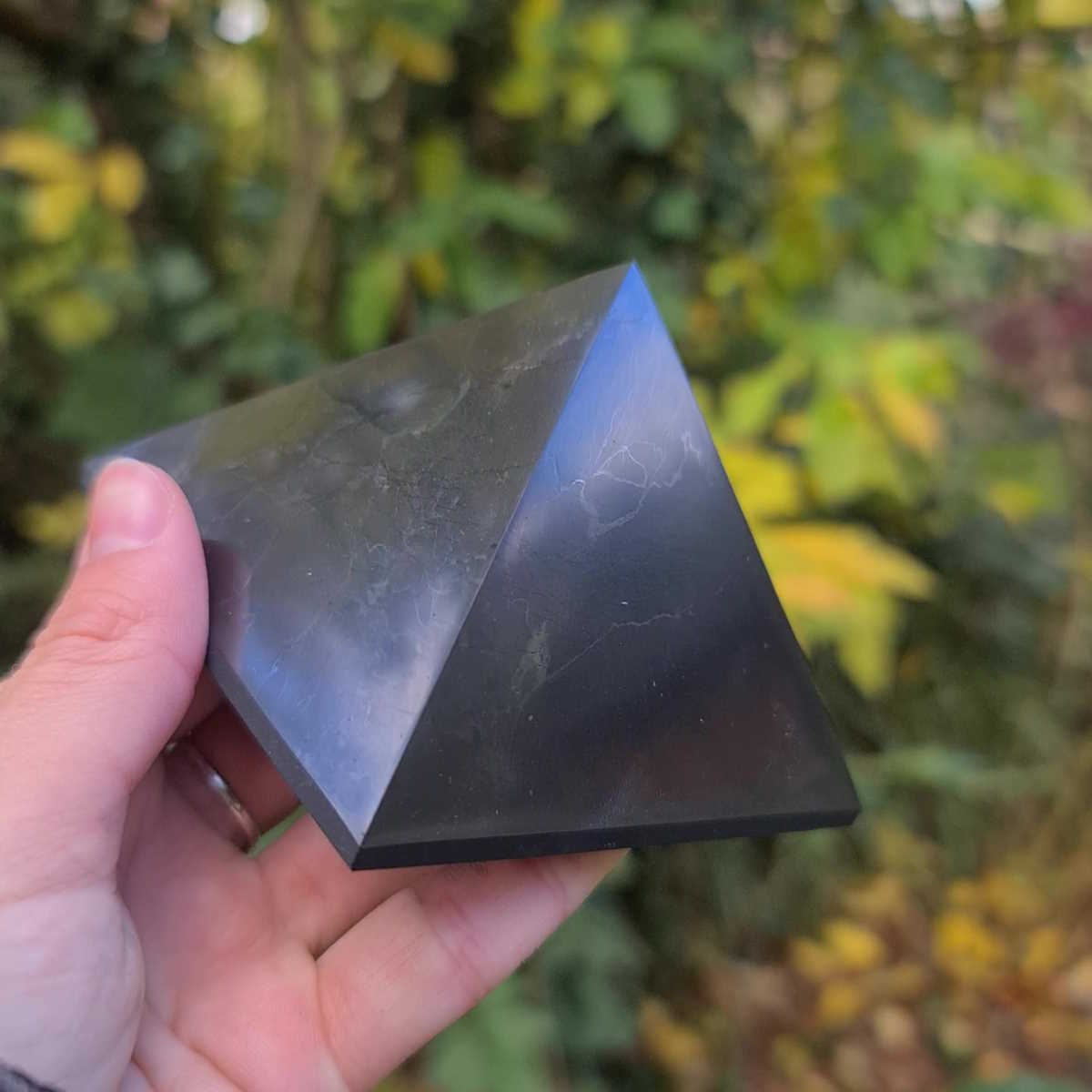 Große Pyramide Schungit