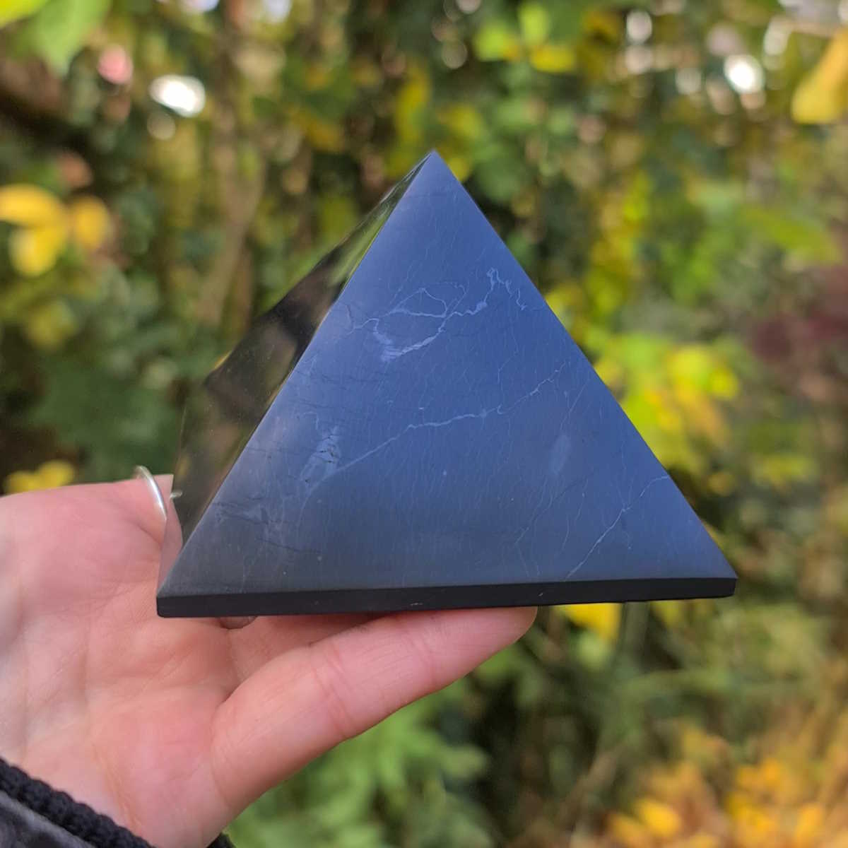 Große Pyramide Schungit