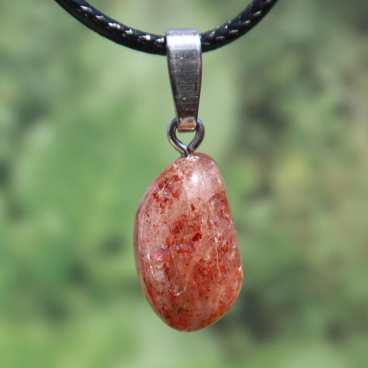 Natürlicher Sonnenstein Anhänger mit Silberschlaufe, 20mm, einzigartiges Design, positiv, gegen Ängste, warmes Orange auf schwarzer Kette