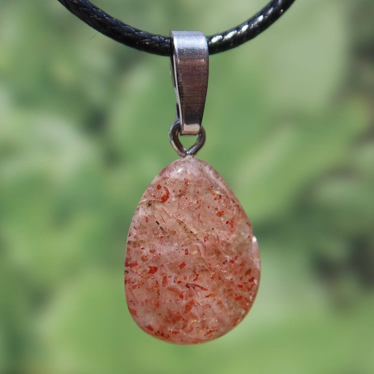 Natürlicher Sonnenstein Anhänger mit Silberschlaufe, poliert, 21mm, einzigartig, fördert positives Denken und reduziert Ängste.