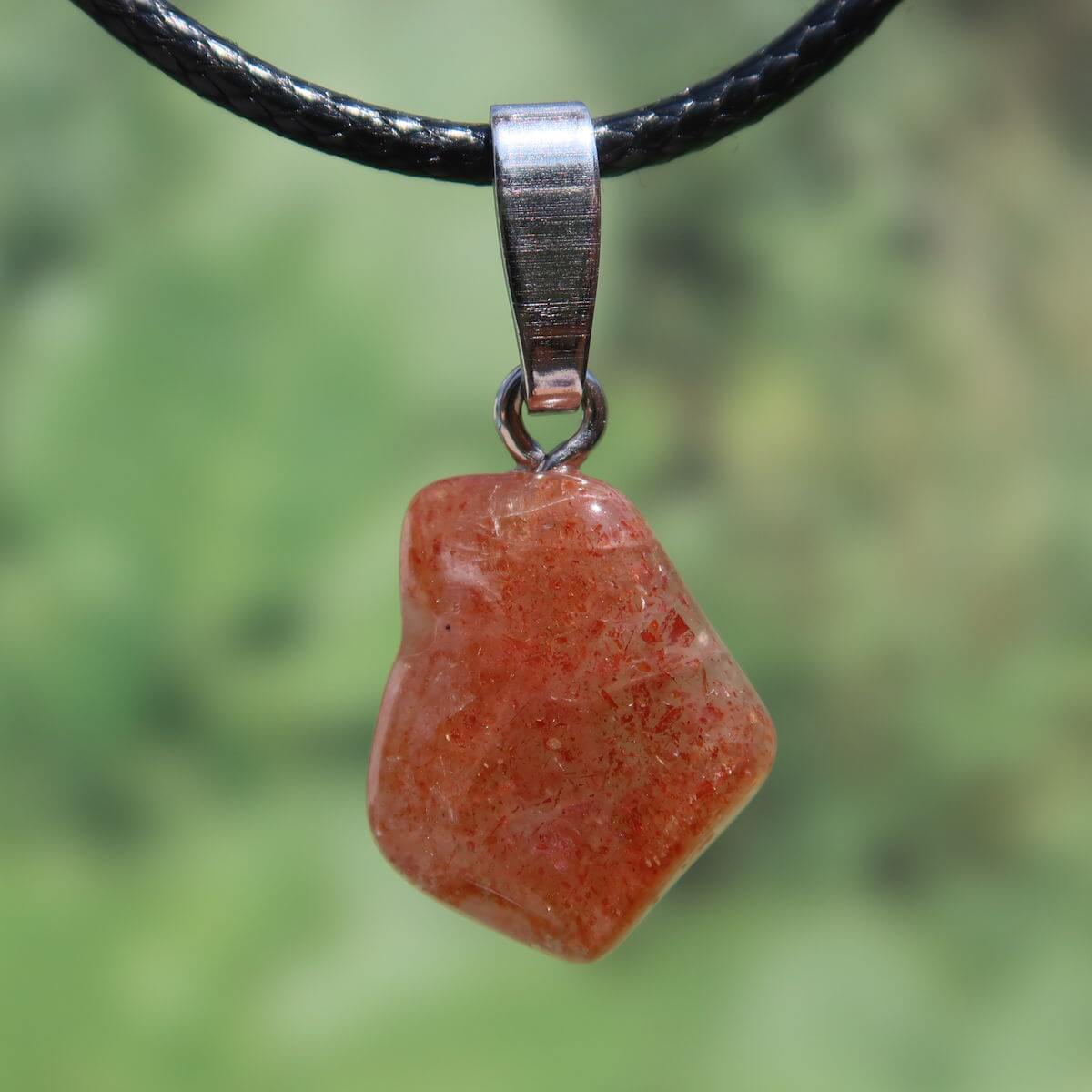 Natürlicher Sonnenstein Anhänger mit Silberschlaufe, 17mm, in warmen Gold und Orange Tönen, einzigartiges Design, fördert positives Denken.