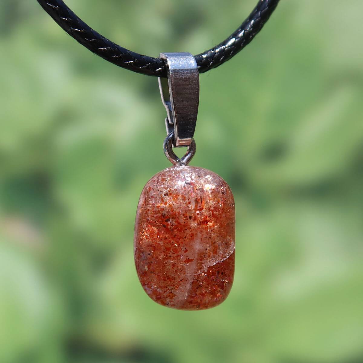 Natürlicher Sonnenstein Anhänger mit Silberschlaufe, 17mm, UNIKAT Nr. 7, für Positivität und gegen Ängste, auf schwarzem Band.