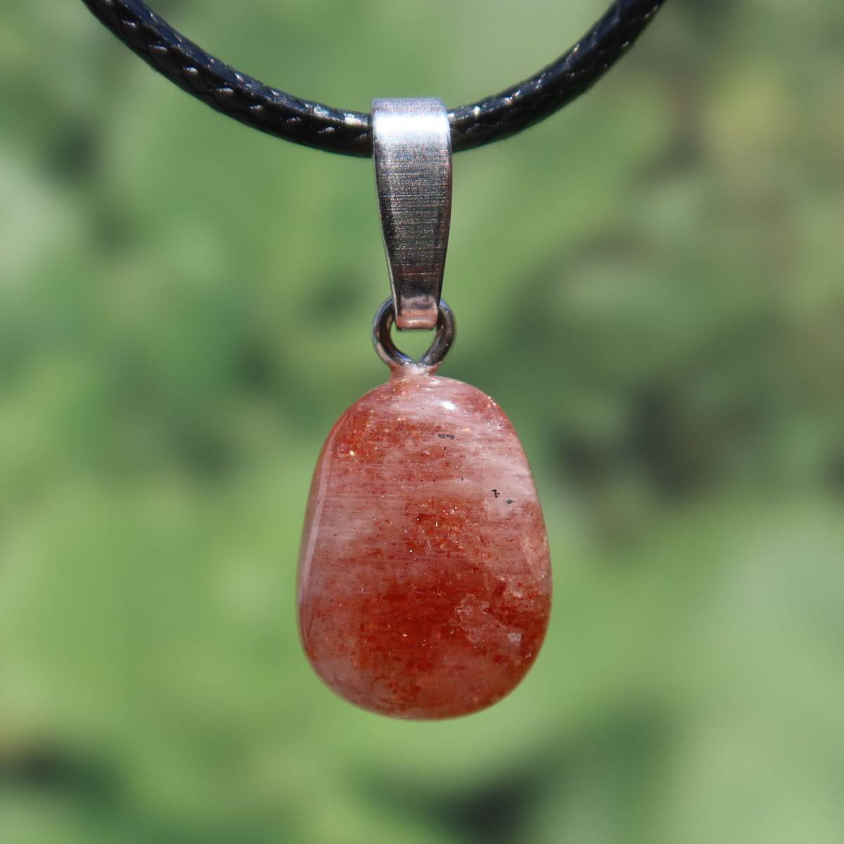 Natürlicher Sonnenstein Anhänger mit Silberschlaufe, 16mm, Unikat Nr. 9, warmen Farbtönen, für positives Denken und gegen Ängste.