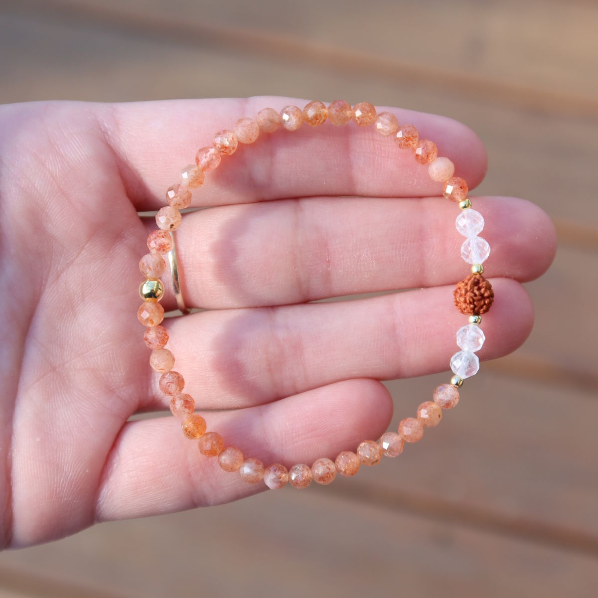 Handgefertigtes Edelsteinarmband mit Sonnenstein, Bergkristall & Rudraksha