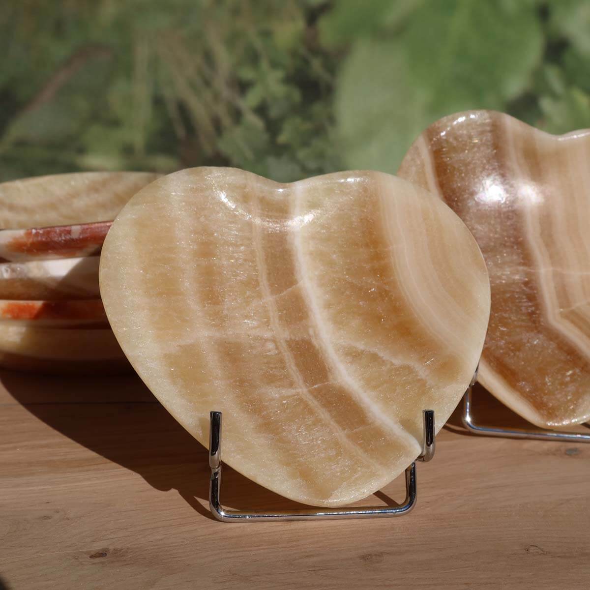 Heart-shaped Aragonite onyx marble stone bowl for decoration and energy, available at Steinwelten in Graz and Wiener Neustadt.