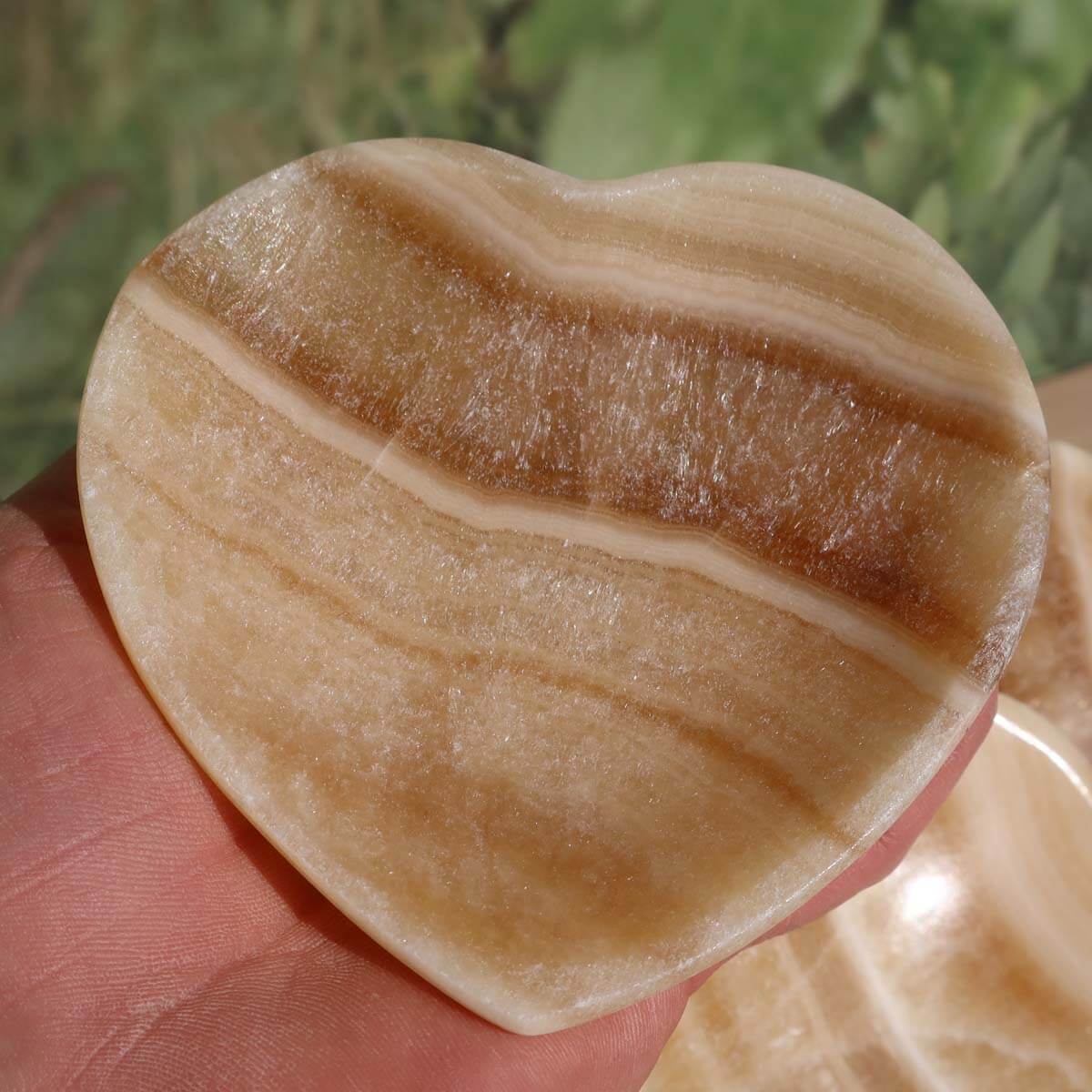 Heart-shaped Aragonite onyx marble stone bowl for decoration and energy, available at Steinwelten in Graz and Wiener Neustadt.
