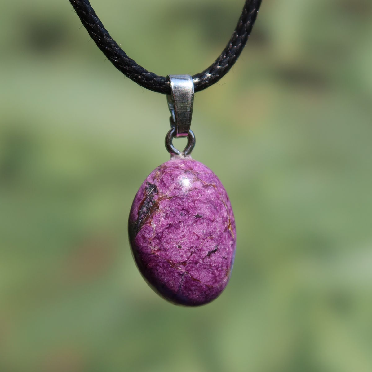 Natürlicher Stichtit Anhänger 19mm - innere Ruhe und Gelassenheit - UNIKAT Nr. 10 in lila Farbe mit einzigartiger Textur auf schwarzem Band.