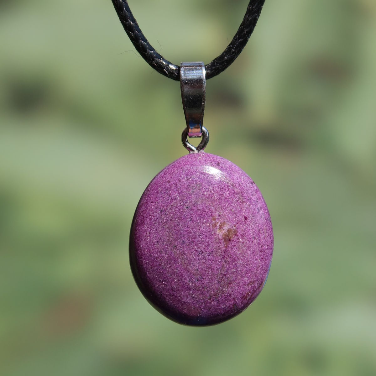 Natürlicher Stichtit Anhänger 25mm - innere Ruhe und Gelassenheit - UNIKAT Nr. 3 in violettem Farbton und einzigartiger Struktur.