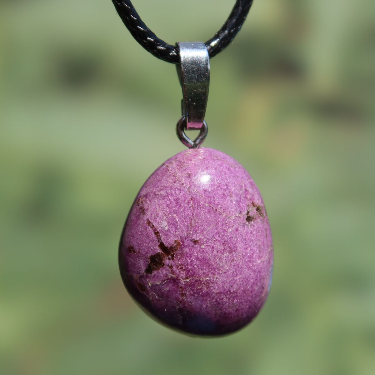 Natürlicher Stichtit Anhänger 25mm - innere Ruhe und Gelassenheit - UNIKAT Nr. 4, einzigartiger violetter Stein an schwarzem Band