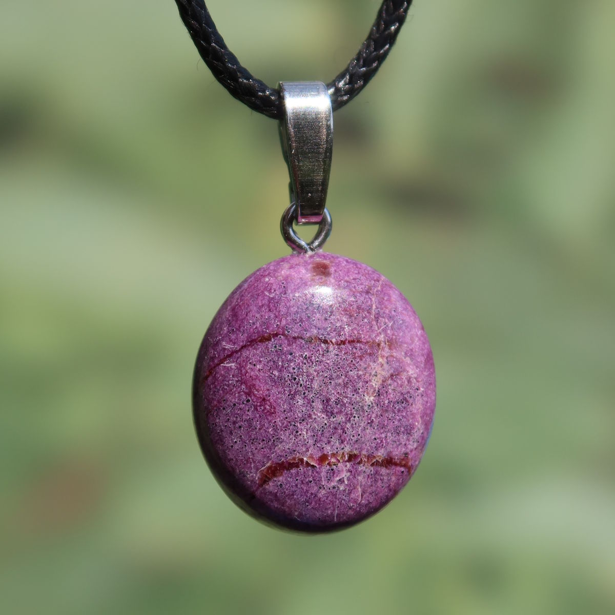 Natürlicher Stichtit Anhänger 22mm - innere Ruhe und Gelassenheit - UNIKAT Nr. 7, einzigartiges lila Mineral am schwarzen Band