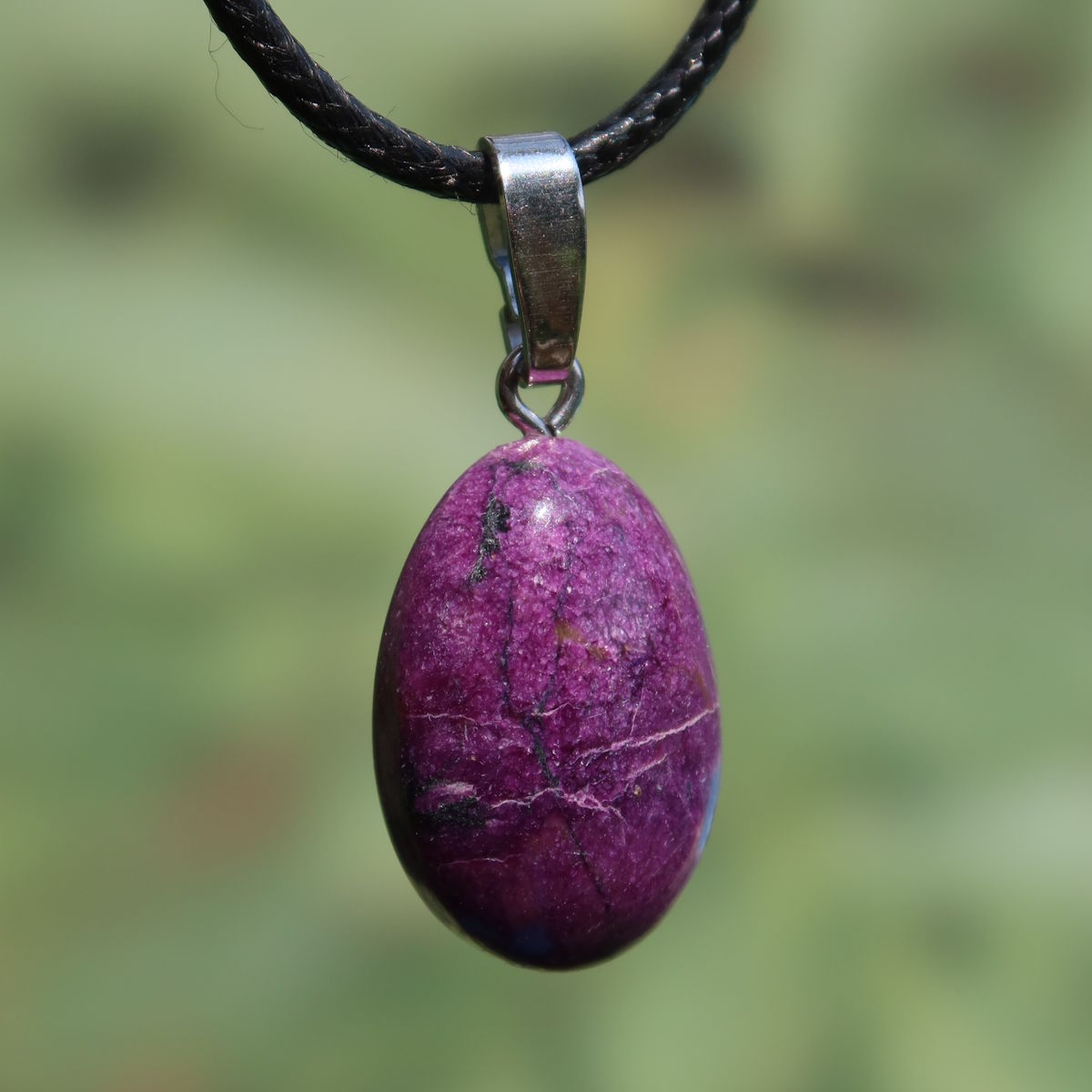 Natürlicher Stichtit Anhänger 25mm - innere Ruhe und Gelassenheit - UNIKAT Nr. 8, einzigartiger violetter Stein an schwarzer Kette