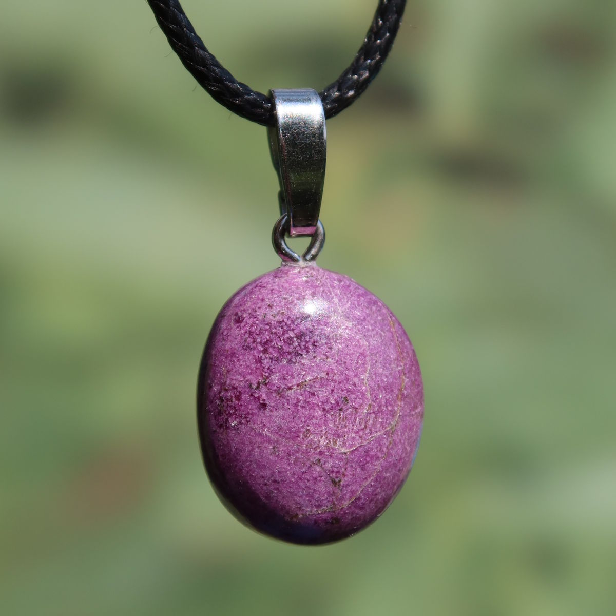 Natürlicher Stichtit Anhänger 20mm - innere Ruhe und Gelassenheit - UNIKAT Nr. 9, einzigartiges Design auf schwarzem Band.