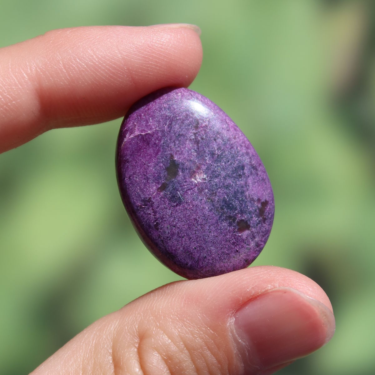 Natürlicher Stichtit Handschmeichler 28mm - innere Ruhe und Gelassenheit - UNIKAT Nr. 10 in Hand gehalten