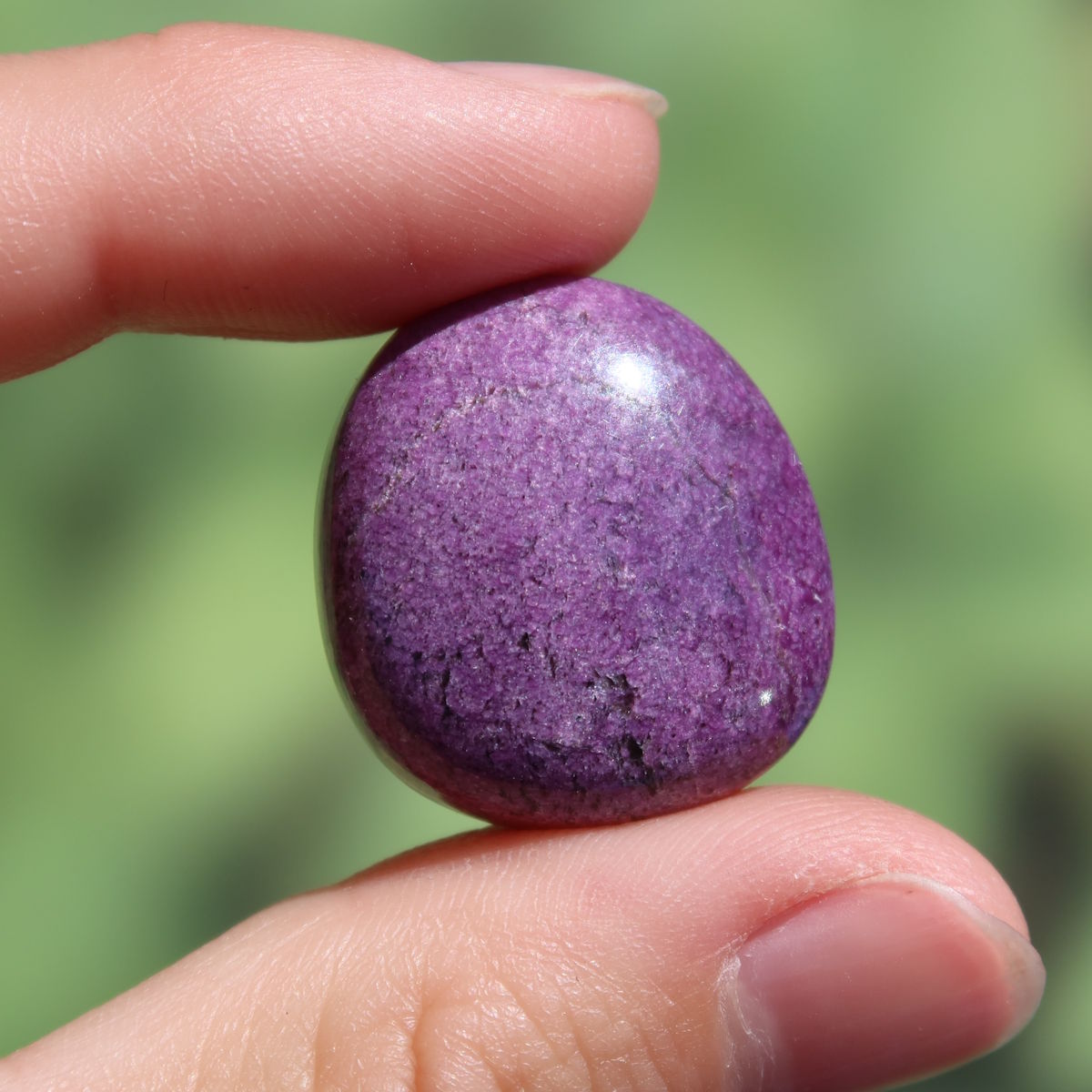 Natürlicher Stichtit Handschmeichler 24mm - innere Ruhe und Gelassenheit - UNIKAT Nr. 11, einzigartiger violetter Mineralstein