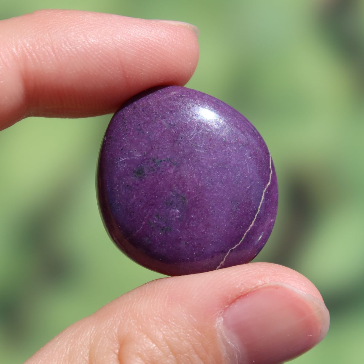 Natürlicher Stichtit Handschmeichler 25mm - innere Ruhe und Gelassenheit - UNIKAT Nr. 12 in someone's hand