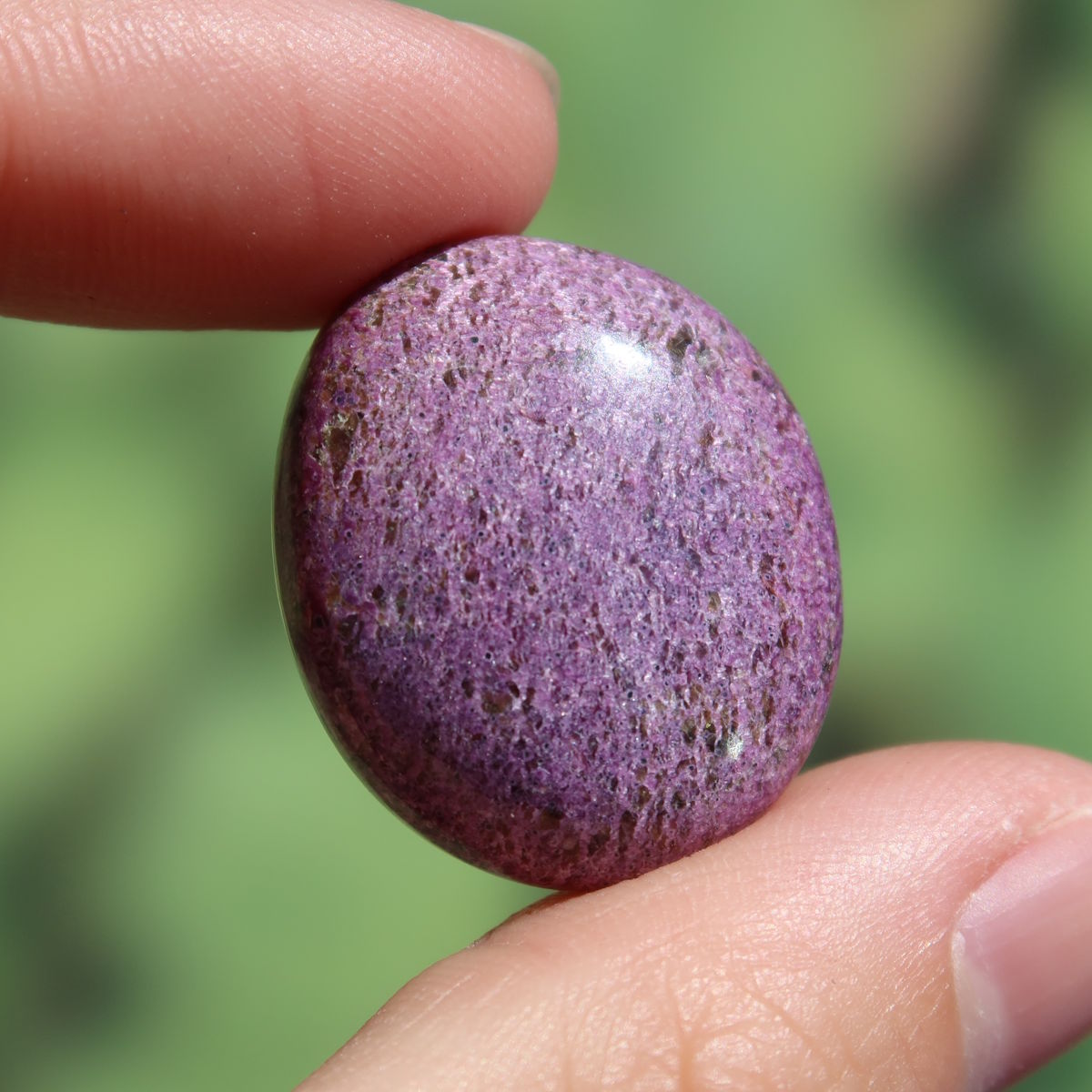 Natürlicher Stichtit Handschmeichler 25mm - innere Ruhe und Gelassenheit - UNIKAT Nr. 13 in Hand gehalten