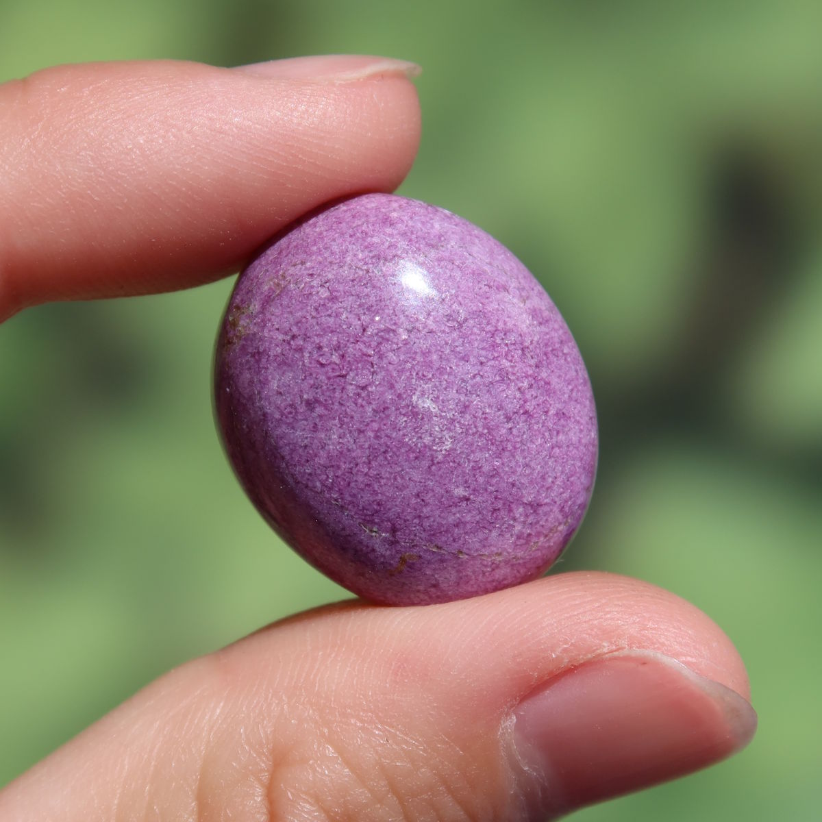 Natürlicher Stichtit Handschmeichler 25mm - innere Ruhe und Gelassenheit - UNIKAT Nr. 14, einzigartiger lila Stein in Hand gehalten