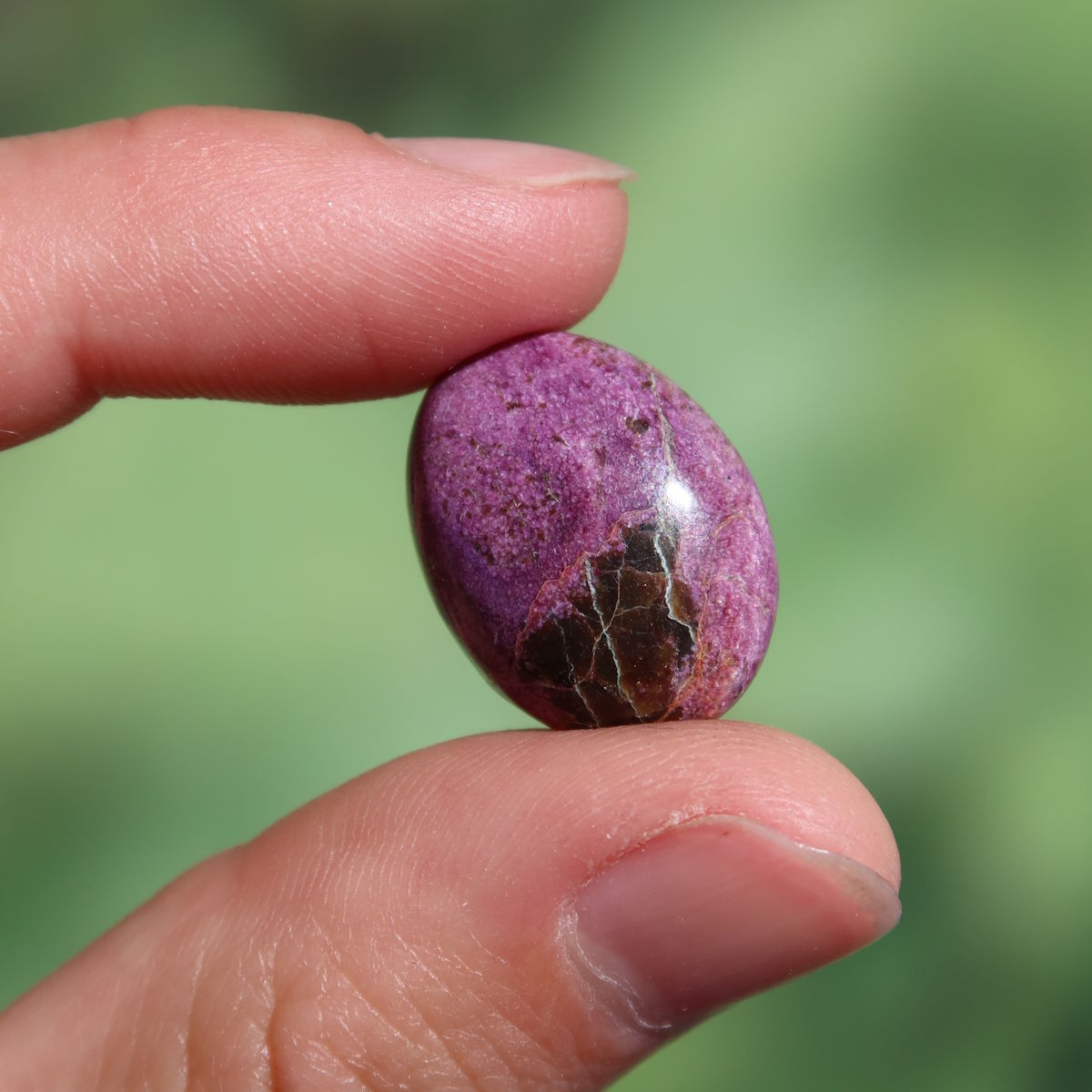 Natürlicher Stichtit Handschmeichler 20mm - innere Ruhe und Gelassenheit - UNIKAT Nr. 1 in einem natürlichen Umfeld gehalten