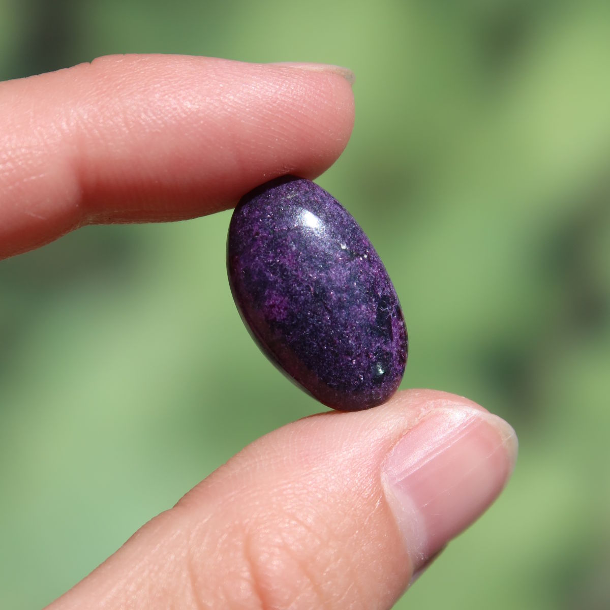 Natürlicher Stichtit Handschmeichler 20mm - innere Ruhe und Gelassenheit - UNIKAT Nr. 2 in Hand gehalten