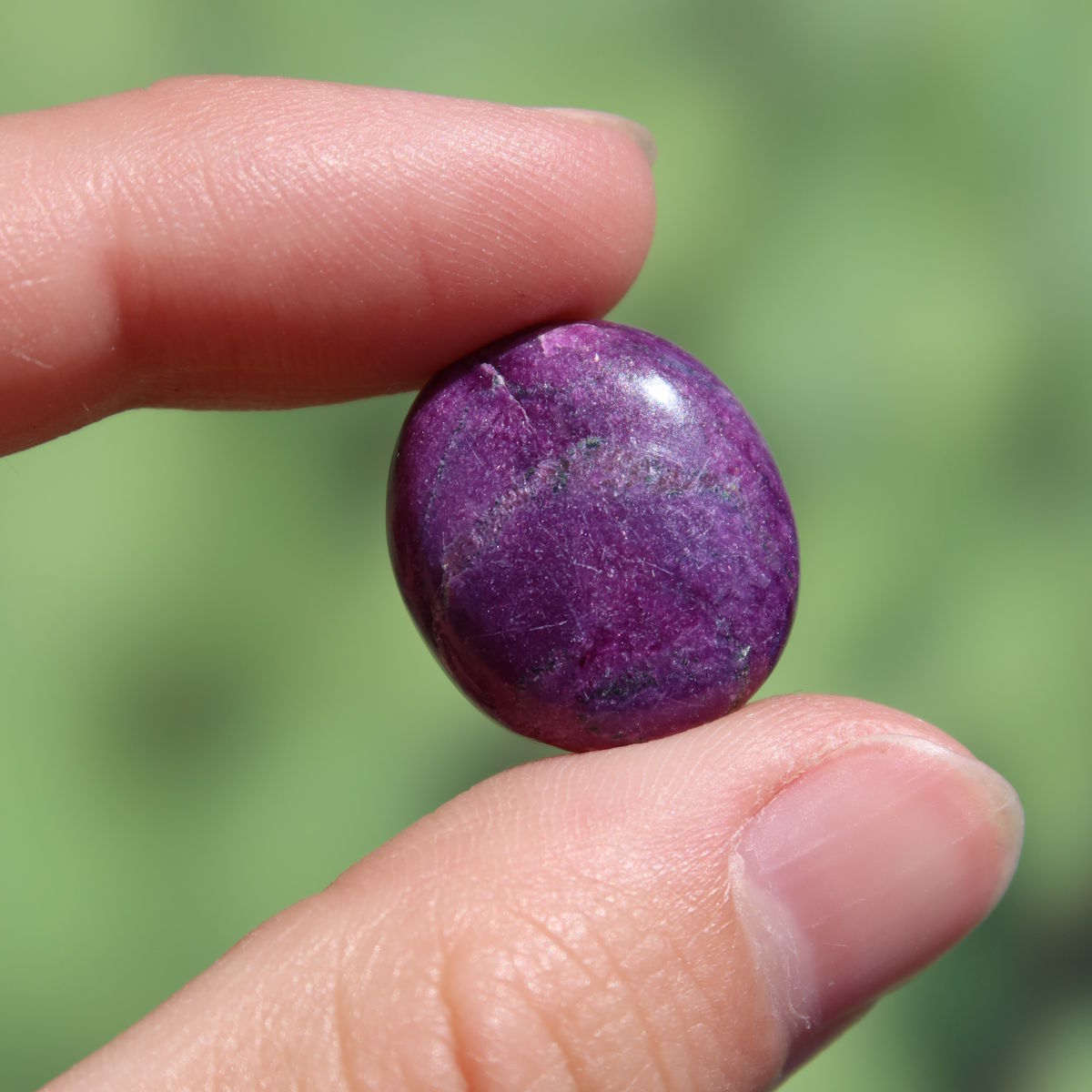 Natürlicher Stichtit Handschmeichler 20mm - innere Ruhe und Gelassenheit - UNIKAT Nr. 3 in Hand gehalten